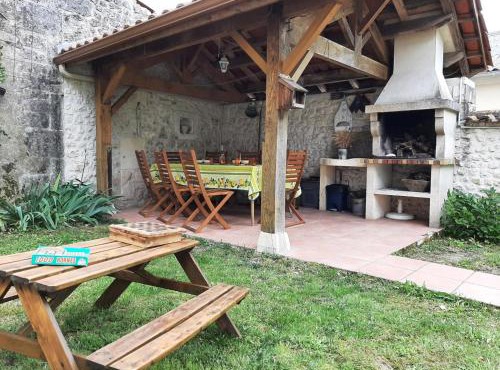Gîte familial avec jardin, cheminée et équipements bébé – Bellevigne, Charente - FR-1-653-149