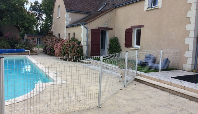 Gîte for 15 people in Touraine. Numerous activities: swimming pool, beach volleyball, etc.
