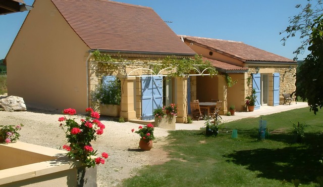 Gîte 'Four De Mon Père' with Private Terrace, Shared Garden, and Wi-Fi in Salignac Eyvigues
