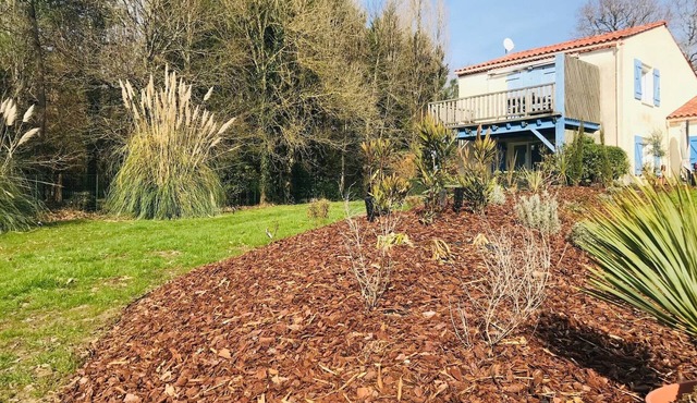 Gîte Douceur de Vivre - Marais: Lake View, Shared Pool & Wi-Fi
