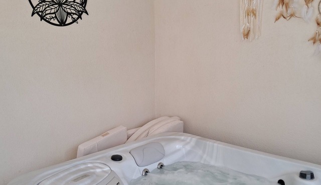 Gîte sleeps 2 to 4 pool jacuzzi