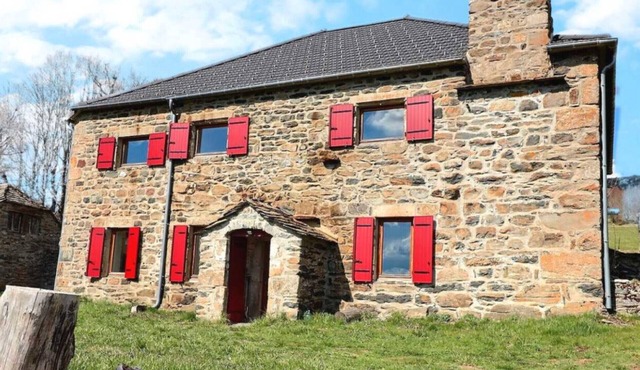 Gîte "Gîte De La Chareyre" with Mountain View, Private Terrace & Wi-Fi