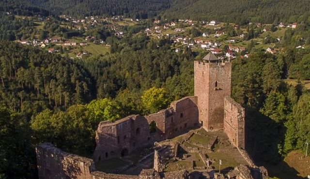 Gîte Hansel, set in greenery beside a stream
