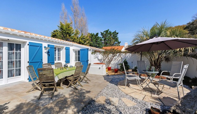 Gîte Kerallou: Holiday Home with Terraces, Private Garden & Wi-Fi in Barbâtre