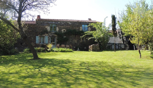 Gîte Kierkegaard. Direct access to Lake Rochereau. Near Puy du Fou