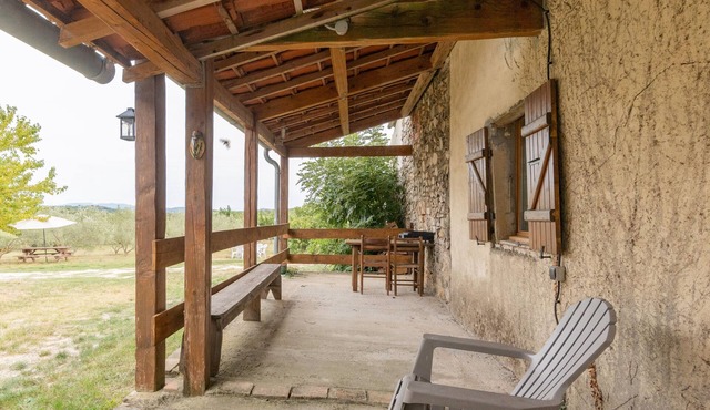 Gîte 'La Bergerie - Le Mas De Peyraube' with Shared Pool, Communal Garden & Wi-Fi