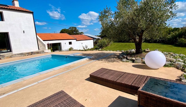 Gîte “La Cour de la Forêt” with Private Pool, Terrace & Wi-Fi