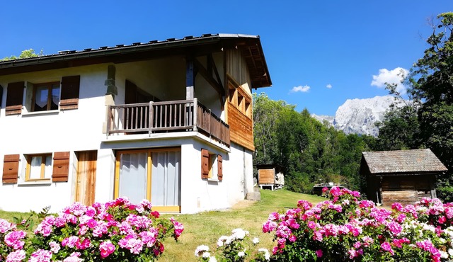 Gîte La Clé Des Champs: Mountain View, Private Terrace & Wi-Fi