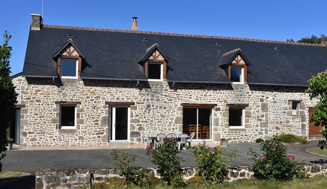 Gîte La Mancellière Ambrières, Large garden, games & petanque