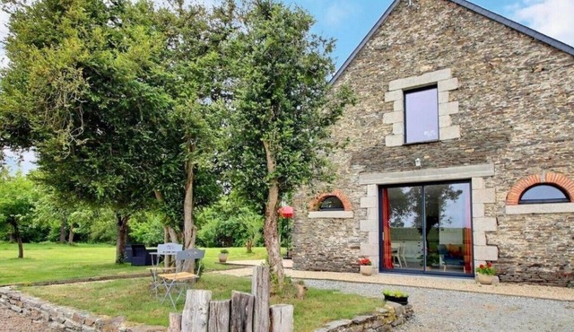 Gîte - Le Buis de Bréhaut: terrace, garden and Wi-Fi