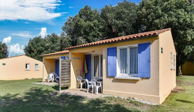 Gîte le Chêne Vert in a holiday park