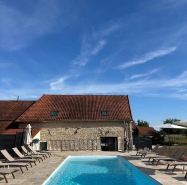 Gîte le clocher roman 14 personnes piscine et spa privatif