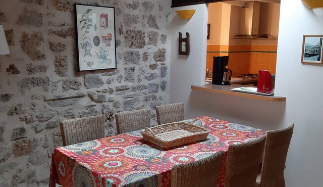 Gîte le Lieu Plaisant. 3 stars. Inner courtyard. In Saint Guilhem-le-Desert.