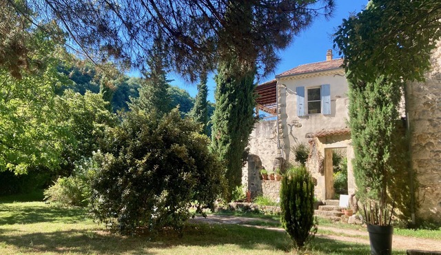 Gîte le Moulinage du Luol with wooded grounds