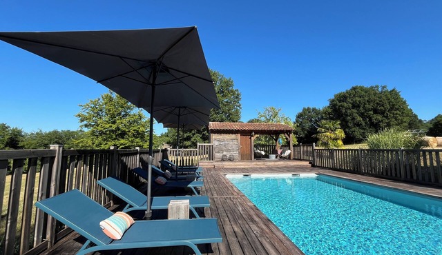 Gîte Le Pigeonnier in Montignac-Lascaux, large garden, private heated swimming pool