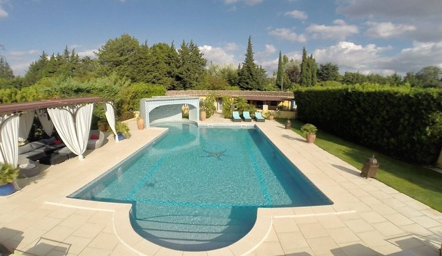 Gîte Le RIAD quiet vacation home swimming pool and jacuzzi garden Carpentras