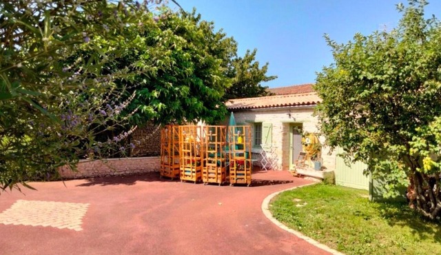 Gîte Le Romarin: Shared Pool, Communal Terrace & Wi-Fi in Courçon