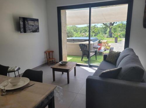 Gîte paisible avec spa et climatisation à Couzon - FR-1-489-476