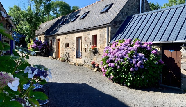 Gîte Rose - Pen Ar Voas Gîtes: private terrace, shared garden, and Wi-Fi