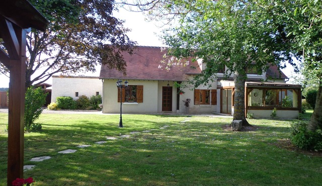 Gîte rural "Le Noyer Rondin" in Cheverny (sleeps 12), ideal for families.