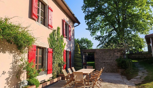 Gîte Situé au Cœur du Jura. Proche Cascades, Lacs, Vignobles, Sentiers, Forêts