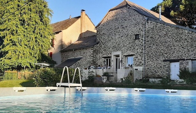 Gîte “Sous Les Deux Arbres”: Mountain View, Private Pool & Wi-Fi