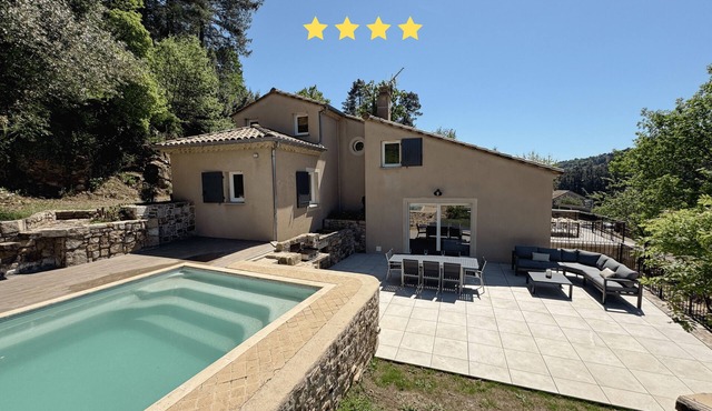 Gîte Spacieux à la Campagne Avec Salle de jeu et Piscine