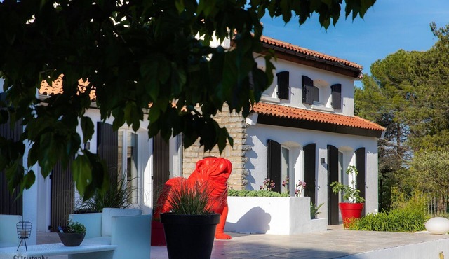 Gîte Starck, 2 Chambres, Cuisine, Sdb, Cois Repas et Salon, Piscine