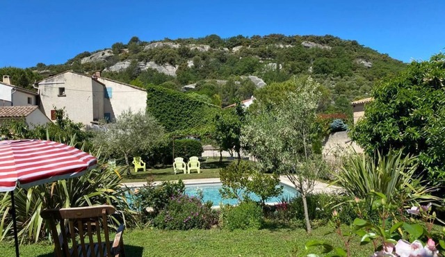 Gîte studio with loggia in Venasque en Provence