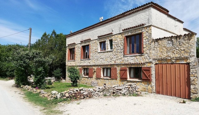 Gîte Toupian , in nature, 9 pers, large private garden, entre Provence et Ardèche