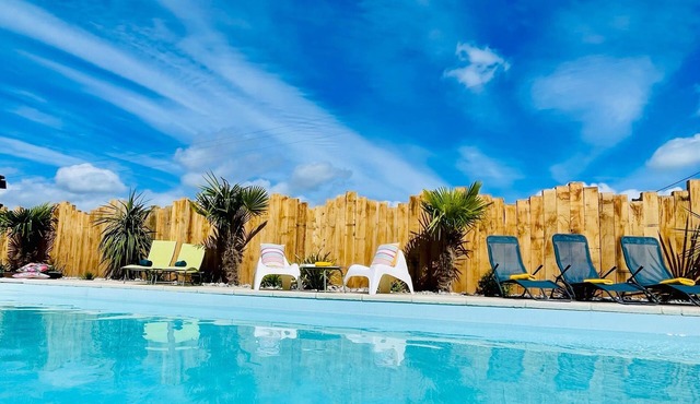 Gîte Val ès Dunes – Terrasse et Jacuzzi privatifs · Piscine partagée