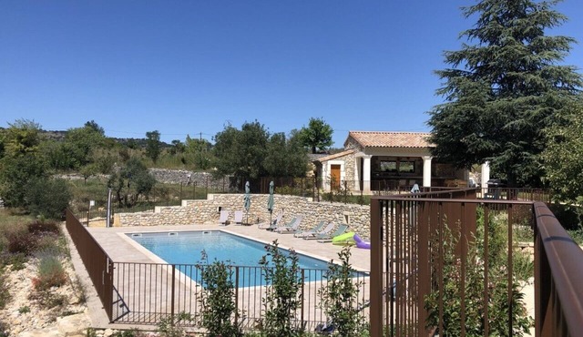 Gîtes 6 Personnes Climatisés Dans un mas de Charme et de Caractère Avec Piscine