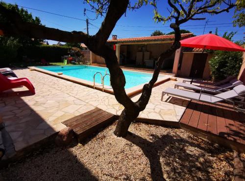 Gîtes avec grande piscine et sa terrasse privative