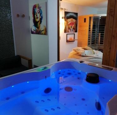 Gîtes déco pop et chaleureuse avec jacuzzi, sauna, piece coquine