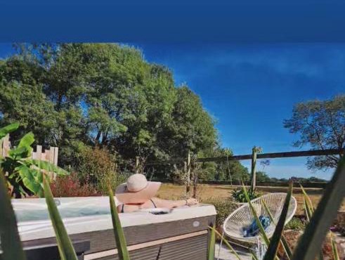 Gîtes de charme "l'écrin de Vendée" jacuzzi privatif, piscine chauffée, prestations bien être, vélos à 10 mn de l'océan sur 3,5 h de verdure