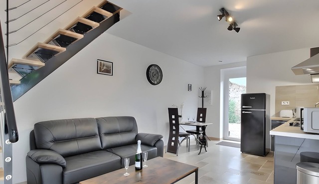 Gîtes des Lacs - Le Muscat: Shared Pool, Sauna & Jacuzzi, Private Terrace, Wi-Fi