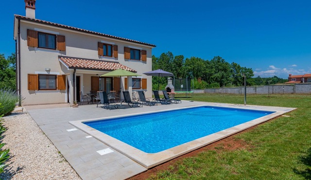 Günstig Gelegene Neubau-villa mit Pool
