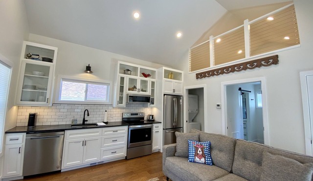 G.F. Wiard Cottage- New Tiny Home, Walk to historic Downtown Cody, Pet Friendly, Private Yard