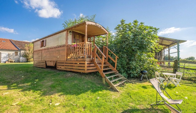 Guest House 'Roulotte Proche Mer Avec Piscine' with Private Terrace and Private Garden