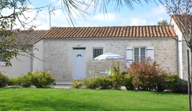 Gîte with heated indoor pool all year round 15 km from the sea