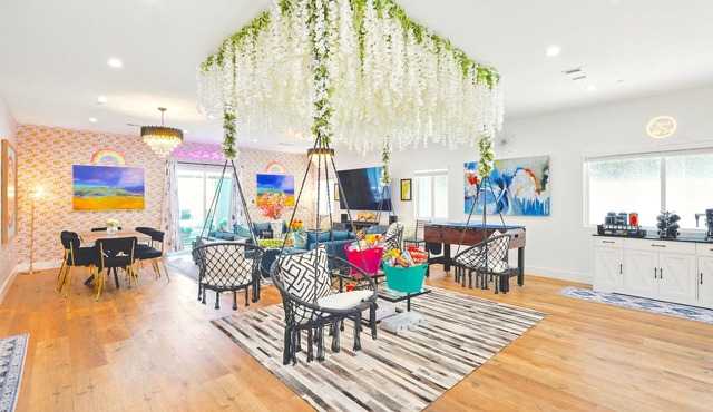 G. Luxe NoHo Family Home: 15m to Universal & Hollywood + Games + Parking