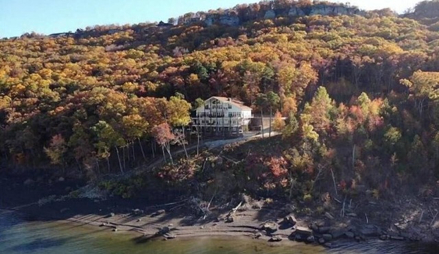 G & P Properties boasts a spacious 5-bedroom house in peaceful Greers Ferry