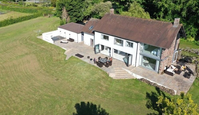 (G)STUNNING SUBSTANTIAL HOUSE IN EXCLUSIVE LOCATION