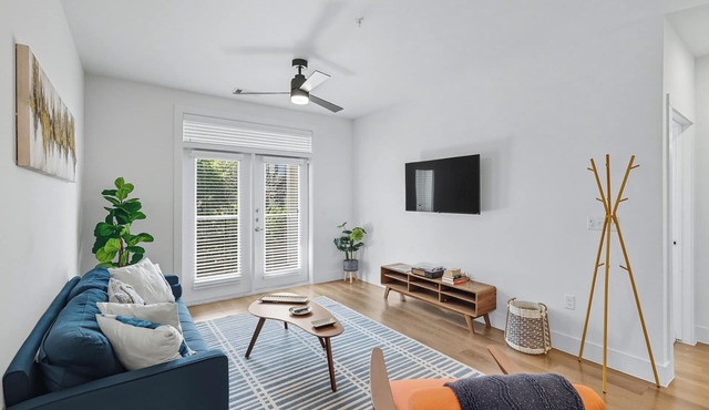 G336 Stylish Condo w/Pool & Gym by Traveller's Comfort in Downtown Fort Worth