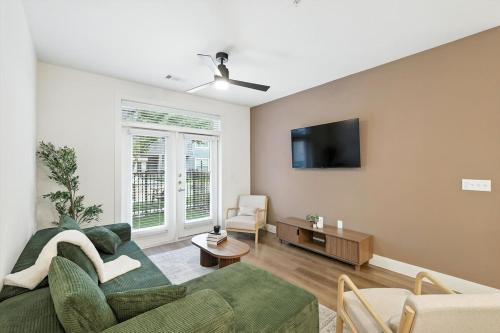 G36, 2BR Luxury Stay by Top Golf, Resort Pool & Gym, Near Stockyards