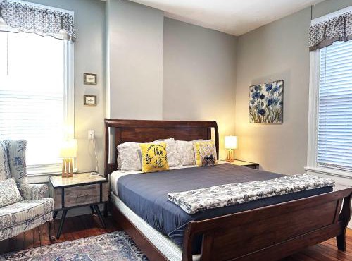 G4 KING BED central location museums FREE PARKING