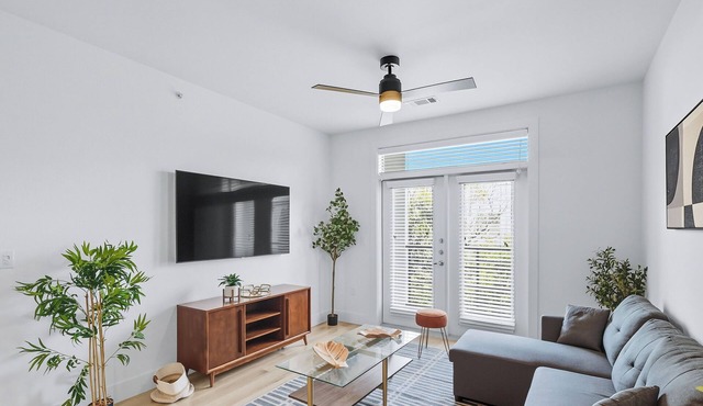 G412 Bright 2B Condo w/Pool & Gym by Traveller's Comfort in Downtown Fort Worth