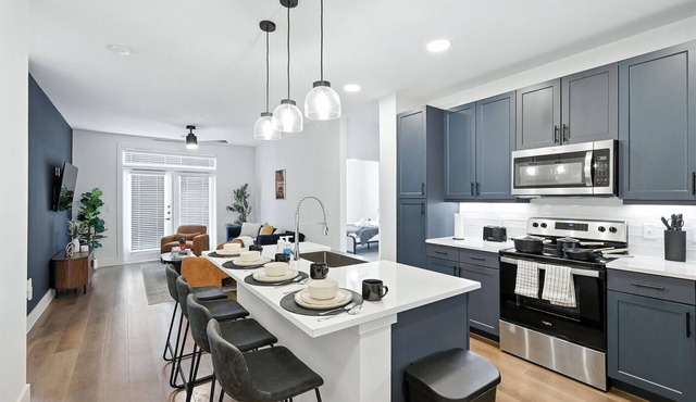 G4347 2Bd+1Bd Downtown Condos w/Pool & Gym by Traveller's Comfort