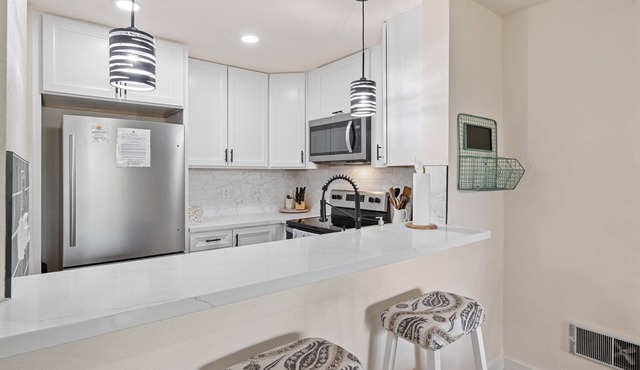 G6 North Coast Village - 1 Brdrm cottage- Beautiful renovated kitchen, complex directly on beach!