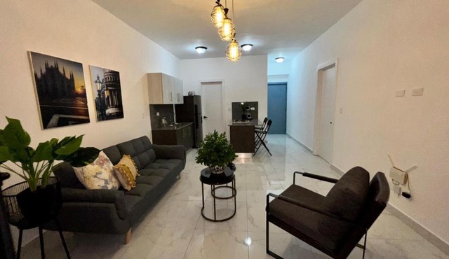 GABBY’S SKY APARTMENT WITH JACUZZ+GYM @ EVARISTO MORALES